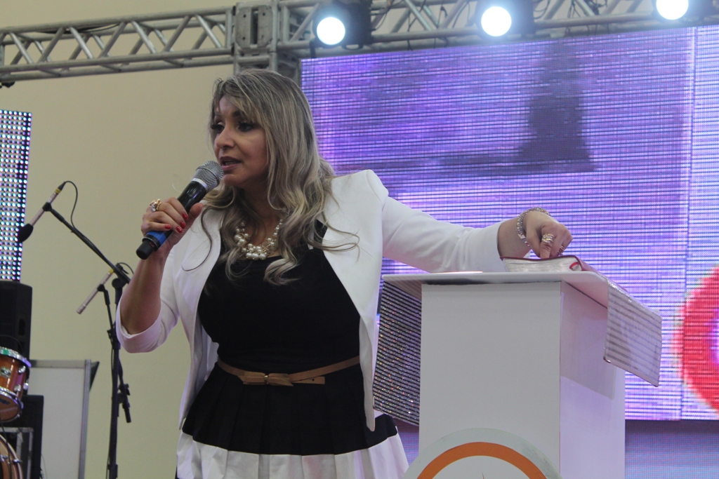 A cantora ministrou para mais de 400 mulheres que se fizeram presentes no encontro. (Foto: João Neto).