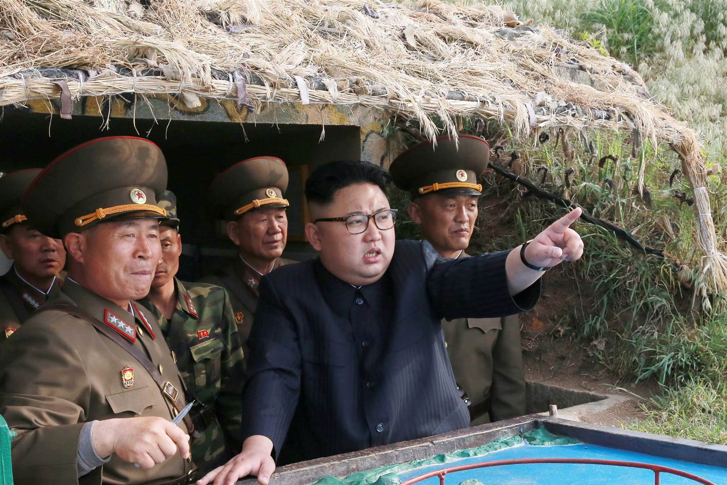 Ditador Kim Jon Un com seus soldados, na Coreia do Norte. (Foto: NBC News)