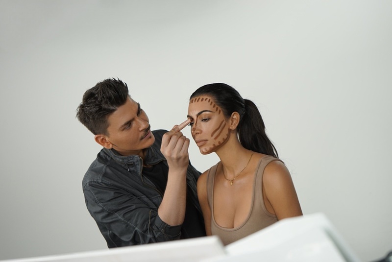 Kim Kardashian dá uma aula de como fazer o contorno facial. (Foto: Divulgação/KKW Beauty)