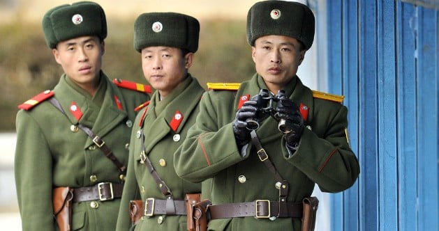 Soldados do exército norte-coreano vigiam fronteira com a Coreia do Sul. (Foto: AFP - Getty Images)