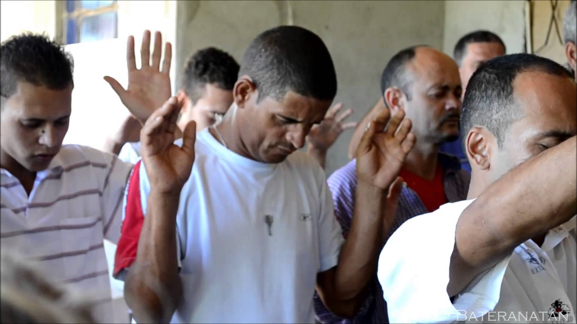 Internos participam de culto em clínica de recuperação. (Imagem: Youtube)