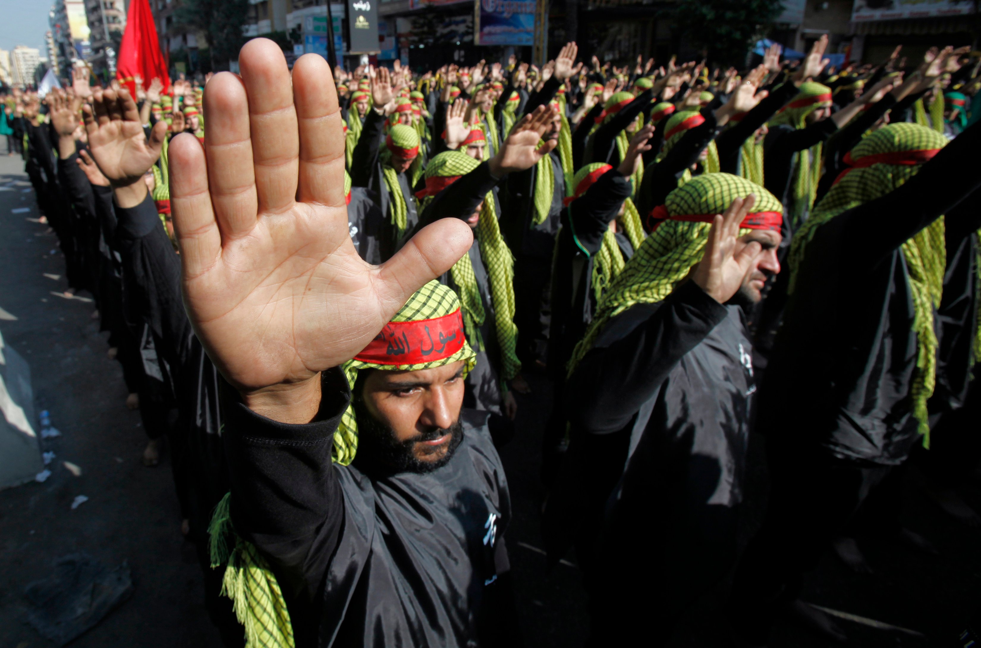 Membros do Hezbollah marchando durante procissão religiosa em Beirute, no Líbano. (Foto: Sharif Karim/Reuters)