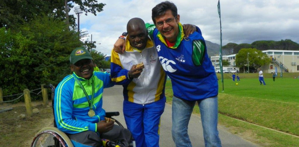 Niel Louw [à direita] passou a servir a Deus com mais dedicação. (Foto: Reprodução)