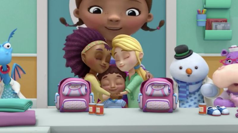 Cena do desenho "Doc McStuffins", no qual aparecem duas mães lésbicas juntas. (Foto: Yahoo)