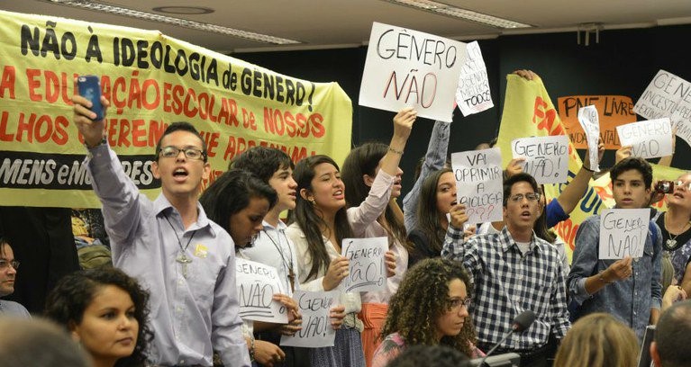 Manifestantes protestam contra a doutrinação ideológica nas escolas. (Foto: Carta Capital)