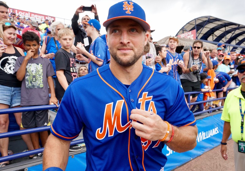 Tim Tebow em momentos antes de jogo em Port St. Lucie, na Flórida. (Foto: Richard Graulich/The Palm Beach Post)