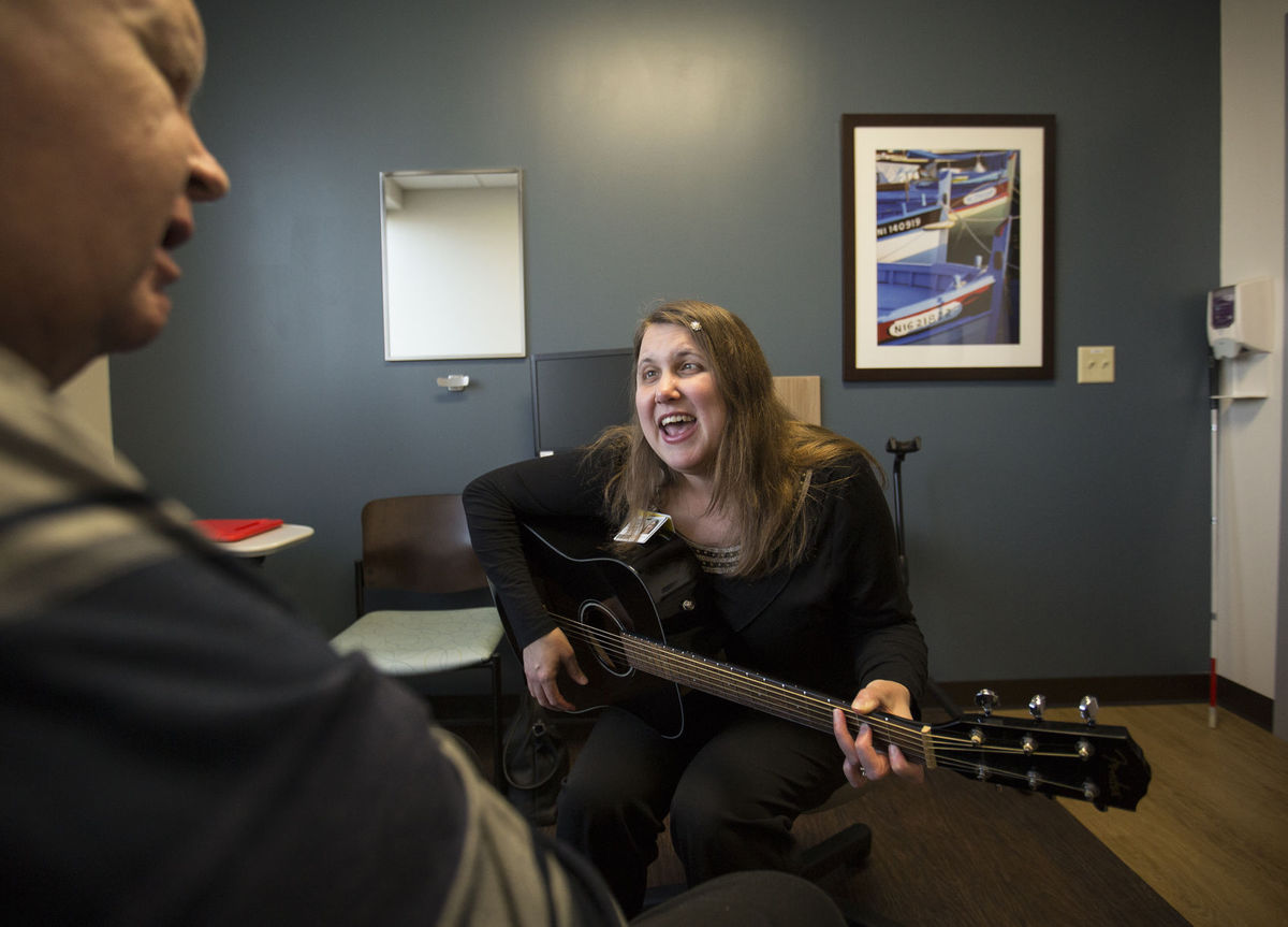 Tracy Bowdish acompanha o idoso James Rodriguez que sofreu um AVC e está se recuperando por meio da musicoterapia. (Foto: Bill Tiernan / The Virginian-Pilot).