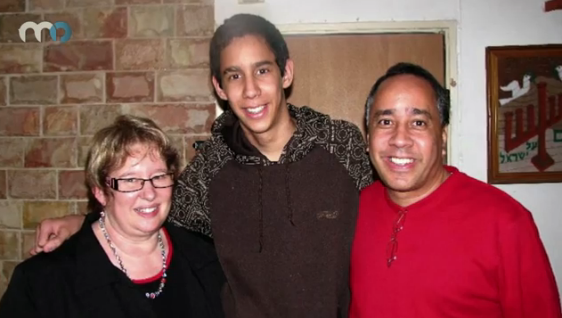 Pastor David Ortiz (direita), ao lado de seu filho (meio) e sua esposa (esquerda). (Foto: MO)