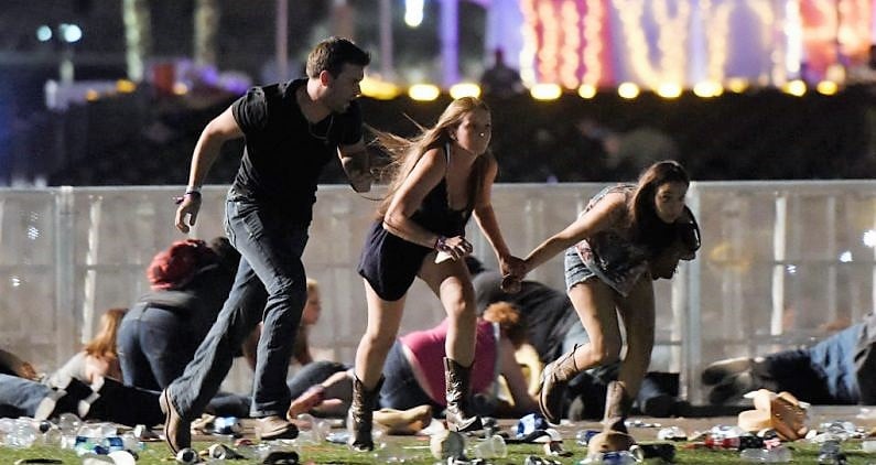 Pessoas tentam fugir de tiroteio em massa, em Las Vegas. (Foto: NTD.TV)