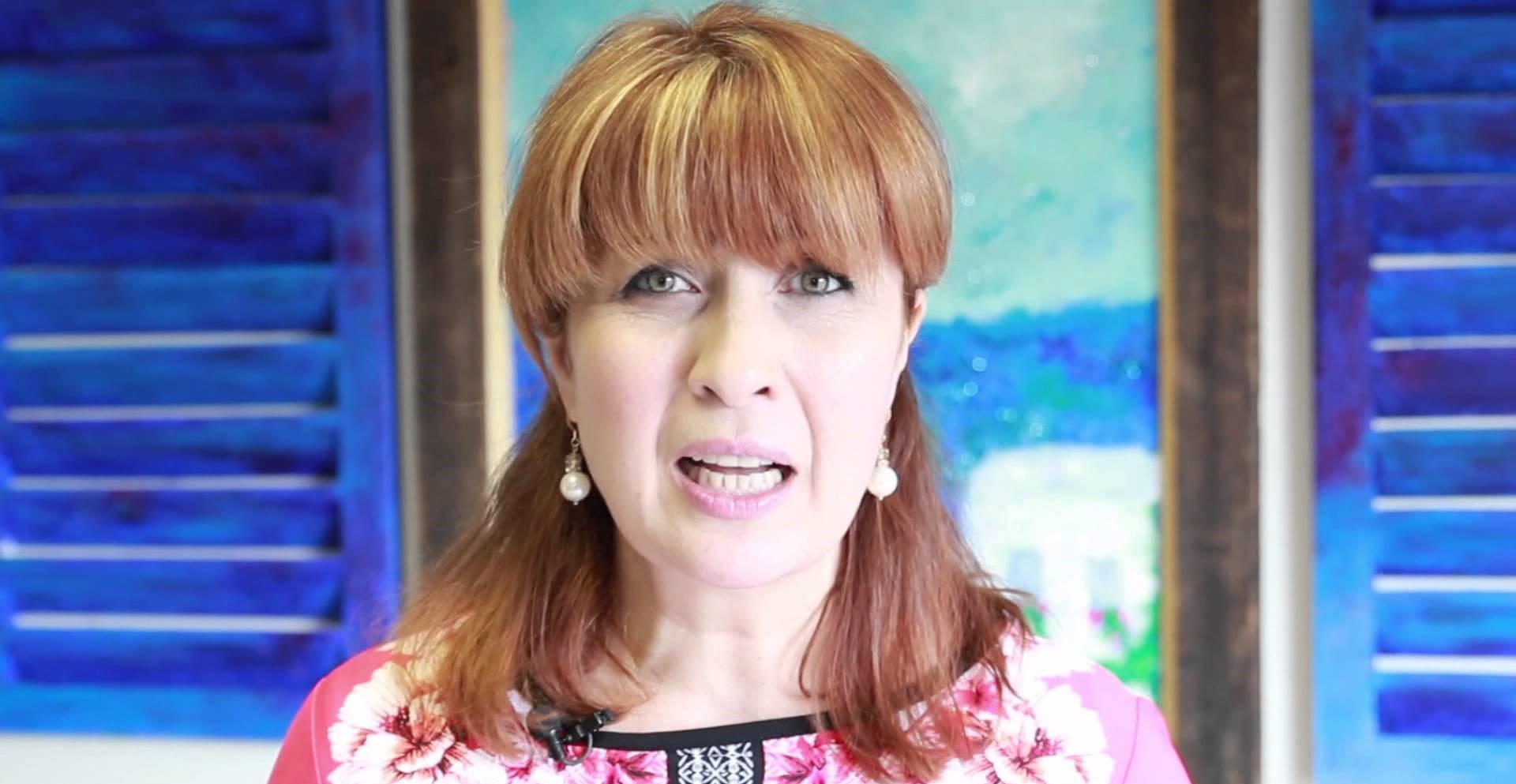 Isik Abla se converteu do islamismo para o cristianismo e hoje é apresentadora de TV em uma emissora cristã. (Imagem: Youtube)
