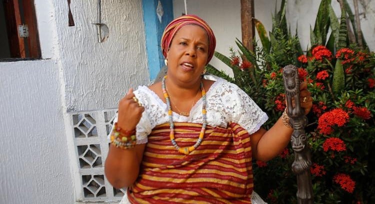 Jaciara Ribeiro se apresenta como ialorixá, termo que faz referência à autoridade de um terreiro, mais conhecida como "mãe de santo". (Foto: UOL)