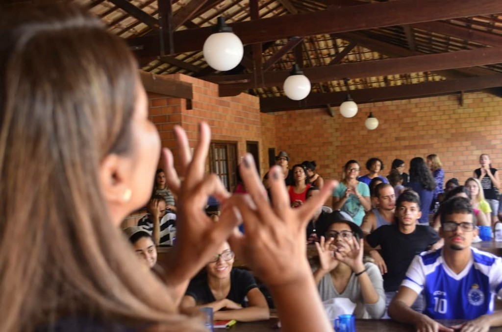 A forma de se comunicar desse público é diferente de quem não tem problema com audição. (Foto: Lagoinha).