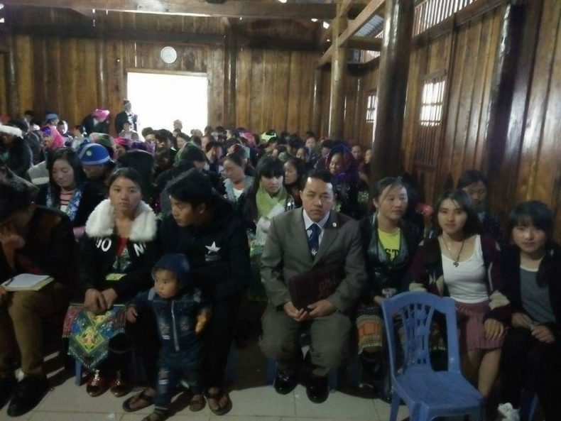 Pastor Ban (de terno) com a congregação de sua aldeia. (Foto: Seb Rumsby).