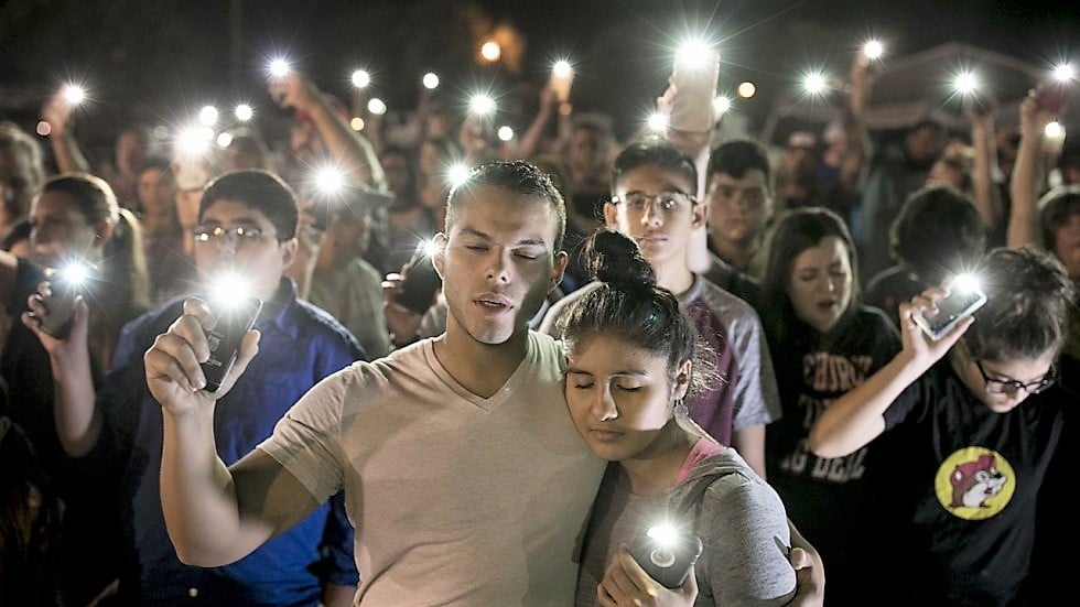 População se reúne em vigília após atirador ter matado 26 pessoas em igreja do Texas. (Foto: scmp.com)