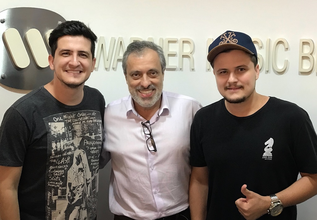 O presidente da Warner Music Brasil, Sérgio Affonso, e a dupla André e Felipe. (Foto: Divulgação).