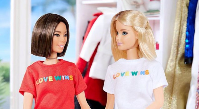 Bonecas da linha Barbie aparecem vestidas com camisas de uma campanha LGBT, que diz "O Amor Vence". (Foto: Instagram)