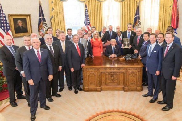 O presidente Donald Trump se encontrou com um grupo de líderes evangélicos no Salão Oval. (Foto: Johnnie Moore) 