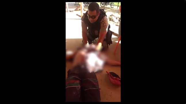 O policial orou por um homem que foi esfaqueado na região da Mata Sul de Pernambuco. (Foto: Reprodução/G1)