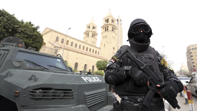 Policial egípcio faz a segurança em frente a igreja. (Foto: Al Arabya)