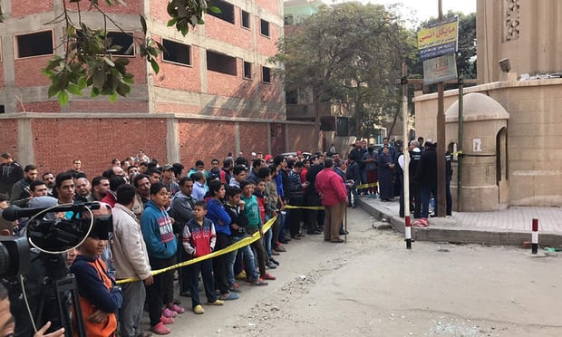 Pessoas se reúnem na cena do ataque no sul do Cairo, no Egito. (Foto: Xinhua/REX/Shutterstock)