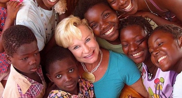 Desde que Heidi Baker iniciou seu ministério em Moçambique, há 20 anos, um grande avivamento vem acontecendo na região. (Foto: Reprodução).