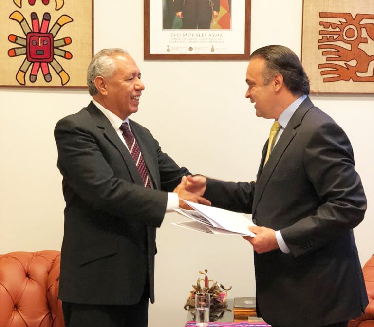 Embaixador da Bolívia, José Kinn Franco (à esq.) em encontro com o deputado federal Roberto de Lucena. (Foto: Roberto de Lucena)