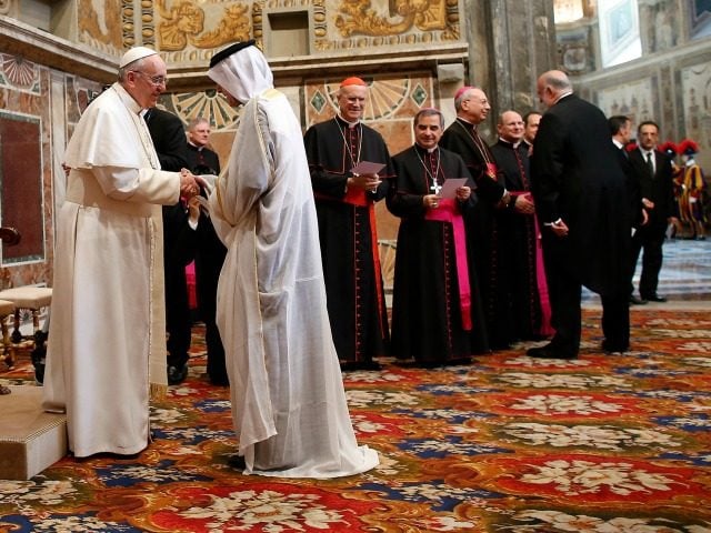Papa Francisco cumprimenta muçulmanos pessoalmente no Vaticano no fim do Ramadã. (Foto: AP/Lapresse)