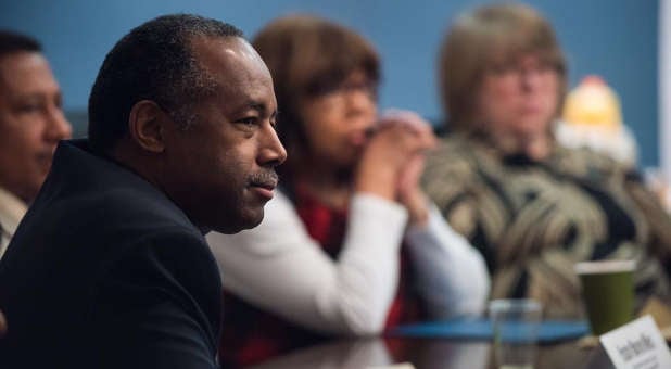 Ben Carson lidera um grupo de estudo bíblico com outros secretários do governo Trump. (Foto: Reuters)