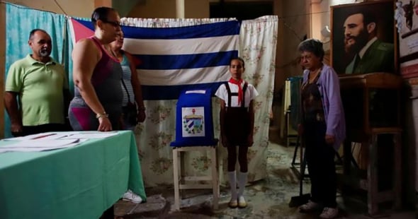 Oficiais do governo cubano cantam hino nacional antes de iniciar as eleições. (Foto: REUTERS/ALEXANDRE MENEGHINI)