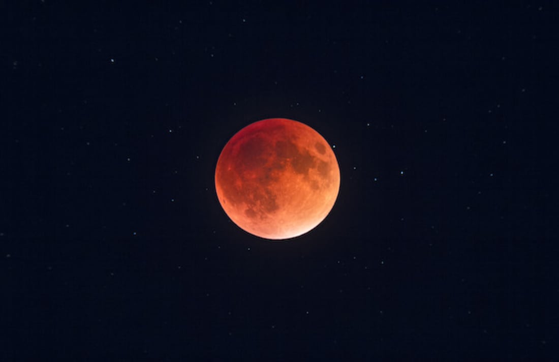 A junção denominada pela Nasa de "Superlua Azul de Sangue" poderá ser vista no céu. (Foto: Alan Dyer/VW PICS/UIG/Getty Images)