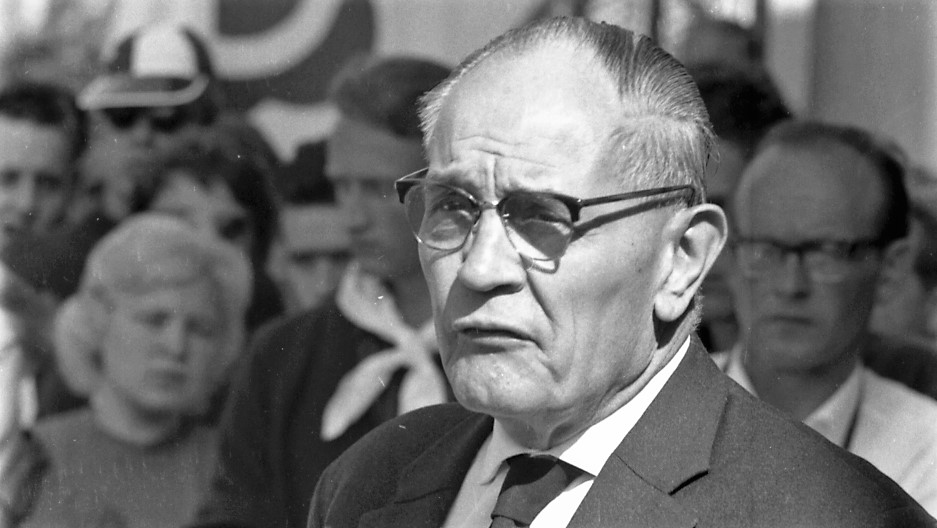 Pastor Martin Niemöller chegou a votar no partido de Hitler, mas se revoltou contra o nazismo quando viu o sistema conflitar com sua fé. (Foto: pri.org)