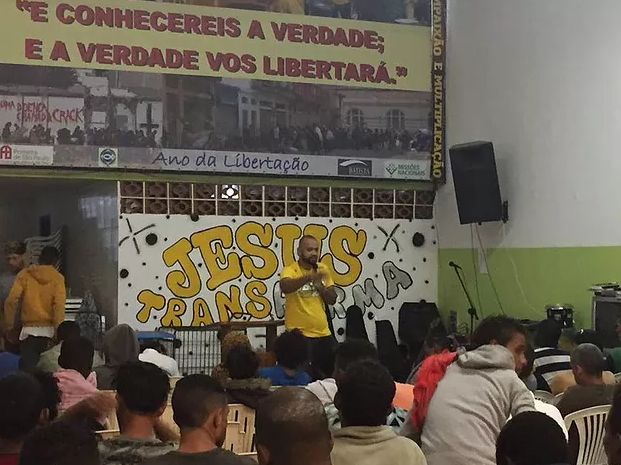 O pastor Wellington ministrou no local onde encontrou a graça de Cristo. (Foto: Reprodução).