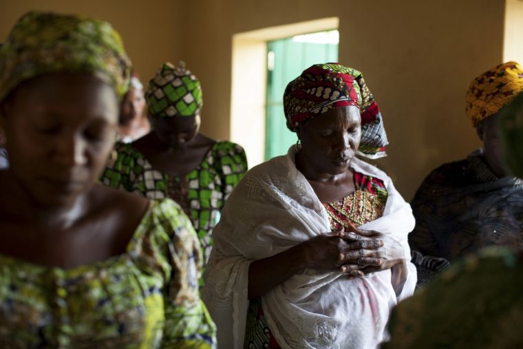 Mulheres orando durante o culto de uma igreja em Maiduguri, na Nigéria. (Foto: Reuters)