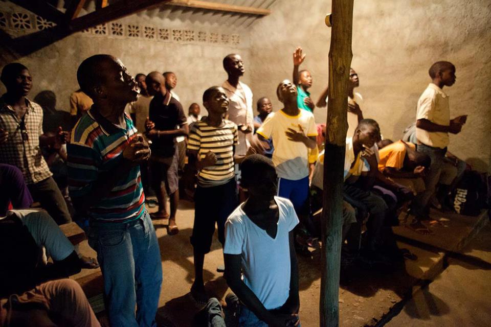Imagem ilustrativa. Jovens africanos durante noite de oração num pobre vilarejo em Pemba, Moçambique. (Foto: Iris Global)