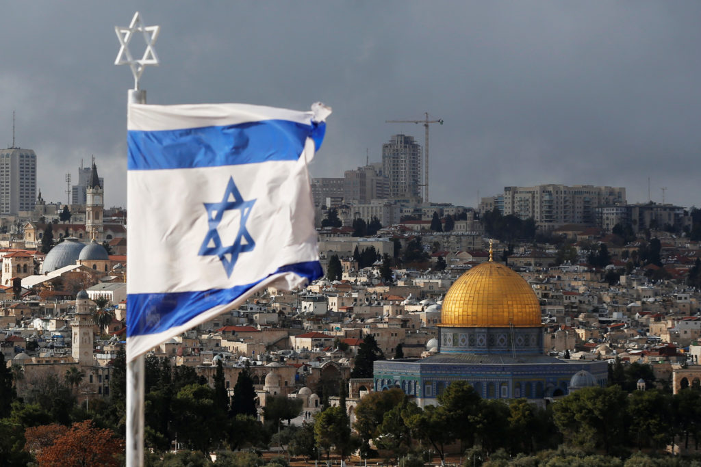 Bandeira israelense perto da Cúpula da Rocha, na Cidade Velha de Jerusalém. (Foto: Reuters/Ammar Awad)