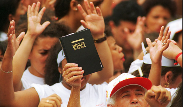 Havia, em 2010, 42.310.000 evangélicos no Brasil, 22,2% da população. (Foto: Reprodução).