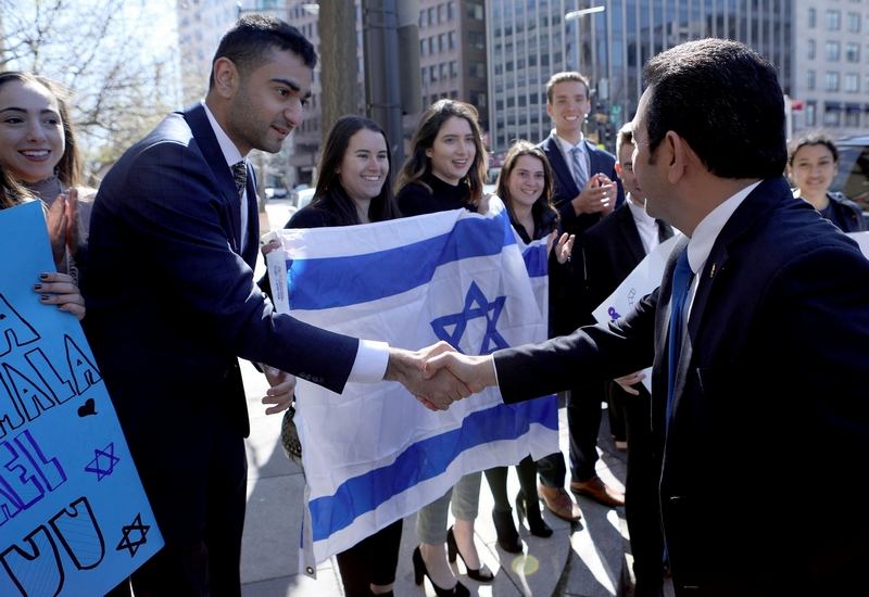 Presidente da Guatemala, Jimmy Morales, cumprimenta membros da comunidade israelense em Washington. (Foto: Guatemala Presidency/Handout/Reuters)