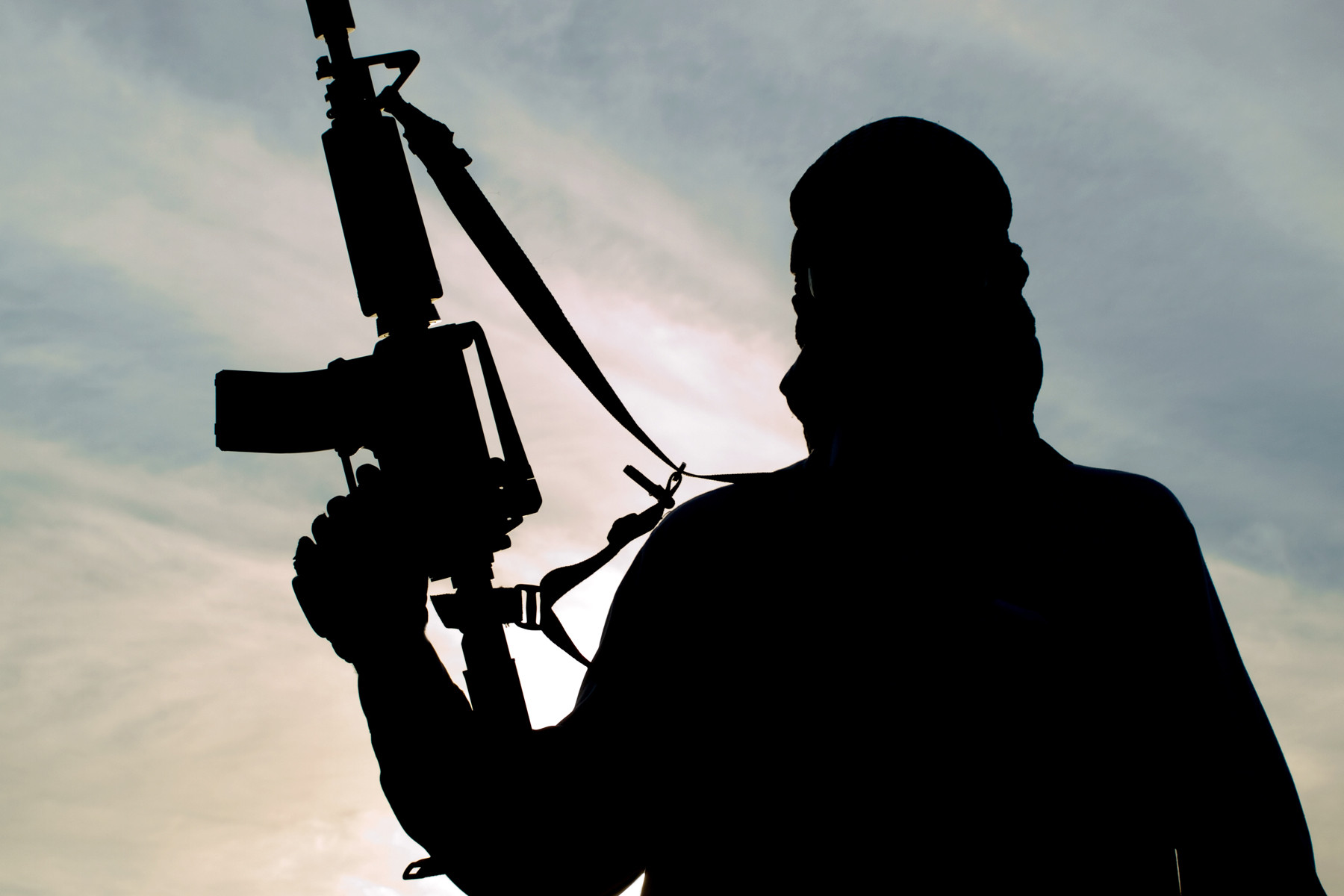Imagem ilustrativa. Terrorista é impedido por Deus de realizar ataque e se converte. (Foto: Shutterstock)