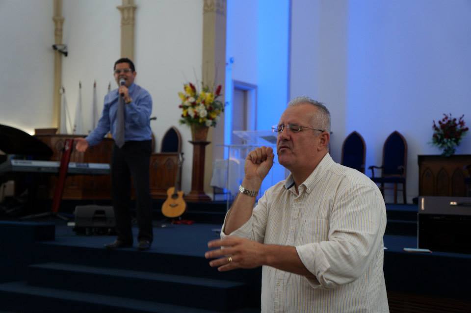"Deus falou comigo claramente que Ele havia me chamado para pregar aos surdos", disse Ronilson Lopes". (Foto: Reprodução/Facebook).