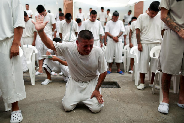 Ex-membros de gangues se reúnem para adorar a Deus em um presídio de El Salvador. (Foto: Reuters/Jose Cabezas)
