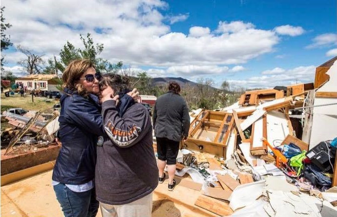 Um tornado do tipo EF-3 arruinou cerca de 26 casas em Elon, Virginia, EUA. (Foto: Facebook)