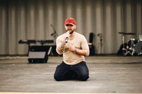 Javier disse que sua vida realmente mudou e testemunha nas igrejas. (Foto: Reprodução).