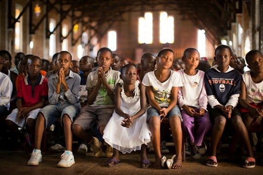 Crianças ruandesas durante um culto de domingo em Kigali, capital de Ruanda. (Foto: AP/Ben Curtis)