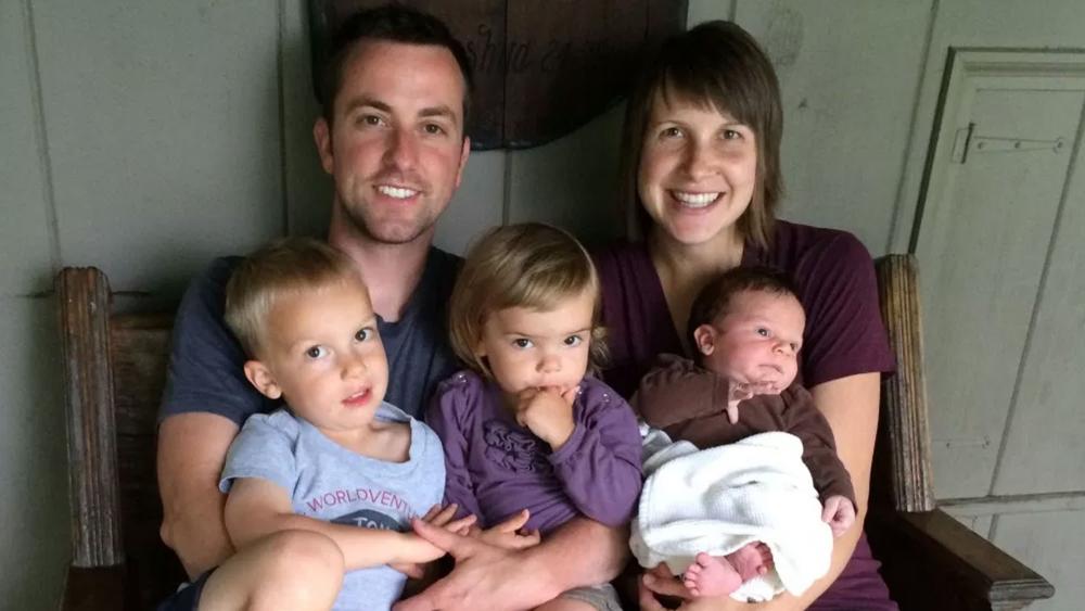 O acidente atingiu Jamison e sua esposa, Kathryne, com as crianças Ezra, Violeta e Calvin. (Foto: Arquivo pessoal)