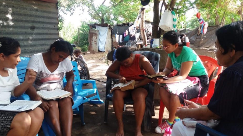 Além de roupas e alimentos, os cristãos oferecem estudos bíblicos. (Foto: ASN).