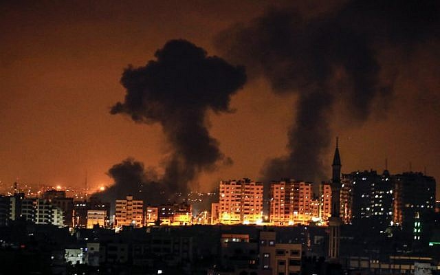 Fumaça subindo após um ataque aéreo israelense na Cidade de Gaza. (Foto: AFP/Mahmud Hams)