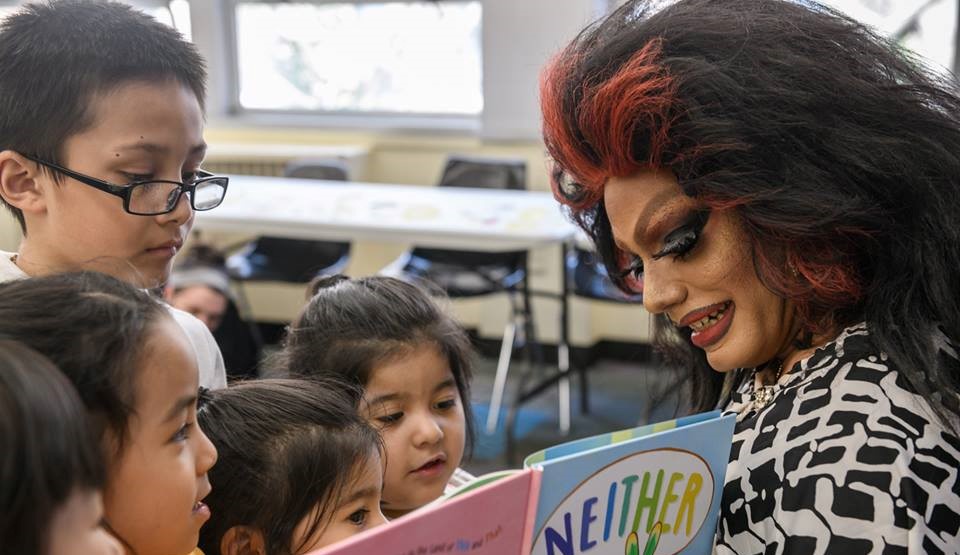 Drag queen conta história para crianças em biblioteca dos EUA. (Foto: Paolo Quadrini)