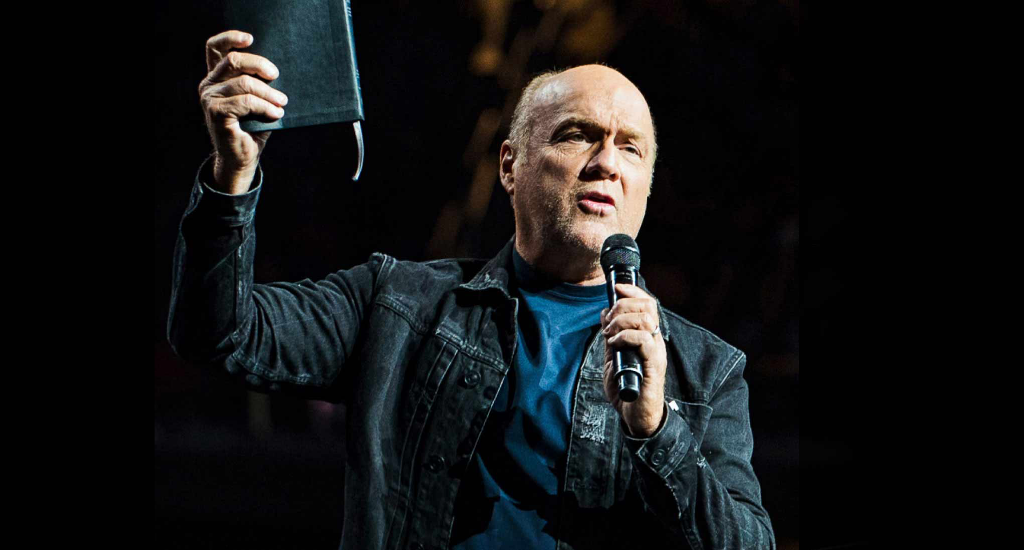 Greg Laurie foi censurado por causa de sua imagem segurando a Bíblia. (Foto: Reprodução)