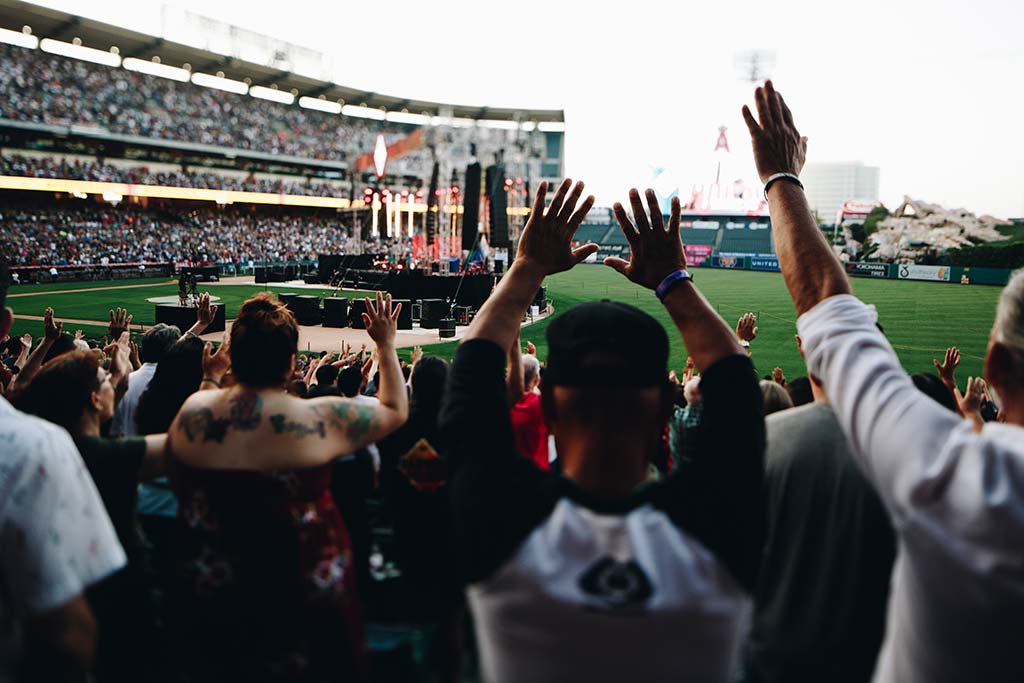 Pessoas participam dos momentos de louvor do SoCal Harvest, na Califórnia. (Foto: SoCal Harvest)