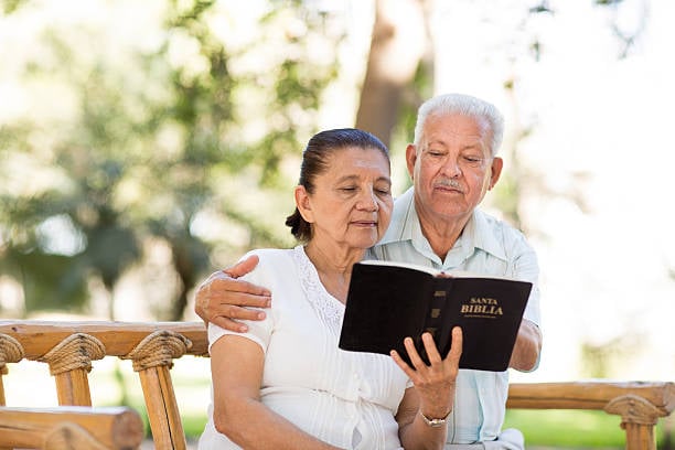 Imagem ilustrativa. Casal de idosos lendo a Bíblia Sagrada juntos. (Foto: Aldo Murillo/Captura/iStock)